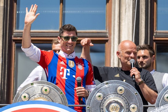 Robert Lewandowski 9 FC Bayern Muenchen, stadion speaker Stephan Lehmann, Meisterfeier, Rathausbalkon, FC Bayern Muenchen, Fussball, 1. Bundesliga, 15.05.2022 DFB regulations prohibit any use of photo ...