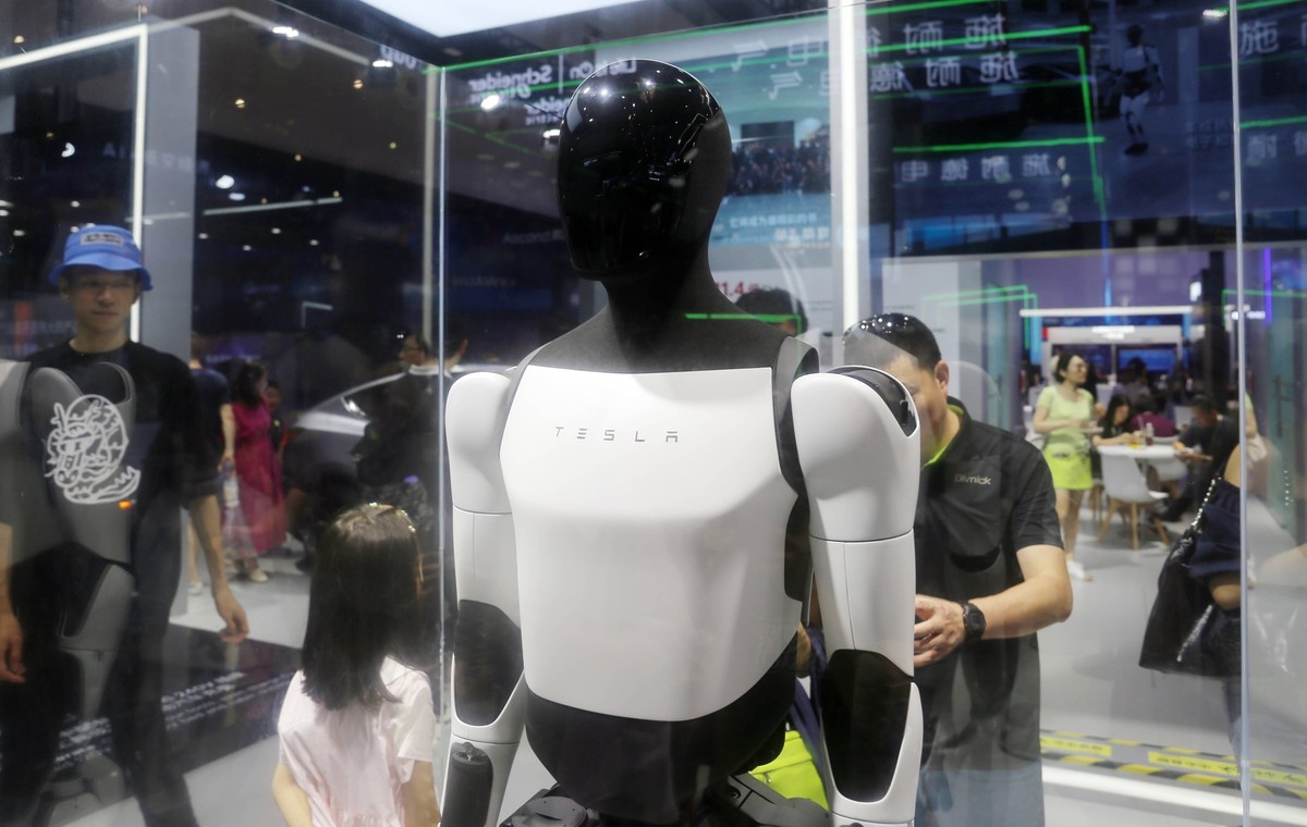 Tesla Humanoid Robot at 2024 WAIC in Shanghai Visitors are viewing Tesla s humanoid robot Optimus Prime II at WAIC in Shanghai, China, on July 7, 2024. Shanghai Shanghai China PUBLICATIONxNOTxINxFRA C ...