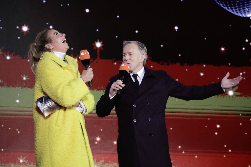 Andrea Kiewel und Johannes B. Kerner in der Silvestershow Celebrate at the Gate - Willkommen 2022 am Brandenburger Tor. Berlin, 31.12.2021 *** Andrea Kiewel and Johannes B Kerner in the New Years Eve  ...