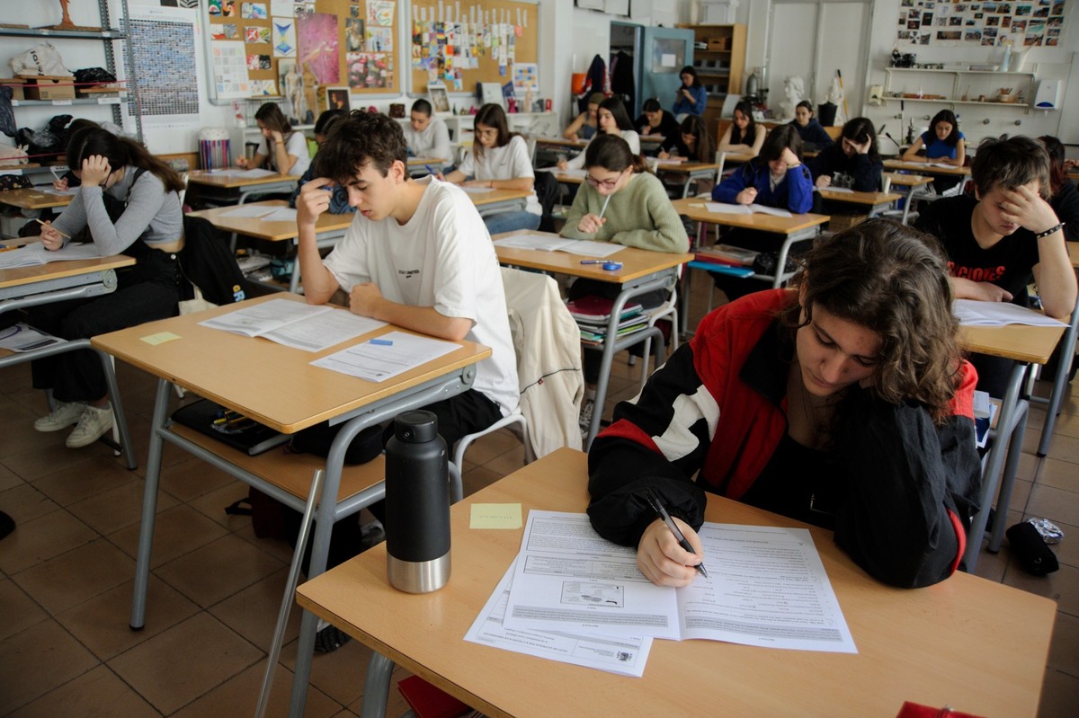 14.03.2023, Spanien, Barcelona: Oberstufenschüler in Barcelona führen einen Pilotversuch für eine Abiturprüfung im Fach Englisch durch. Mit dem neuen Bildungsgesetz in Spanien, bekannt als LOMLOE, wer ...