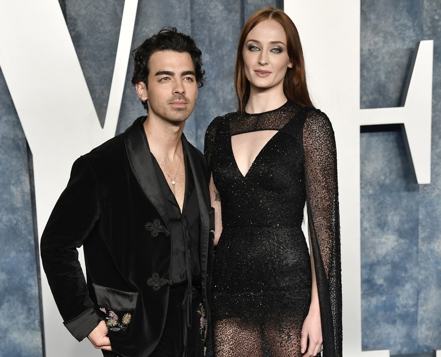 ARCHIV - 12.03.2023, USA, Beverly Hills: Joe Jonas (l) und Sophie Turner auf der Vanity Fair Oscar Party im Wallis Annenberg Center in Beverly Hills. (zu dpa «Joe Jonas reicht Scheidung von Sophie Tur ...