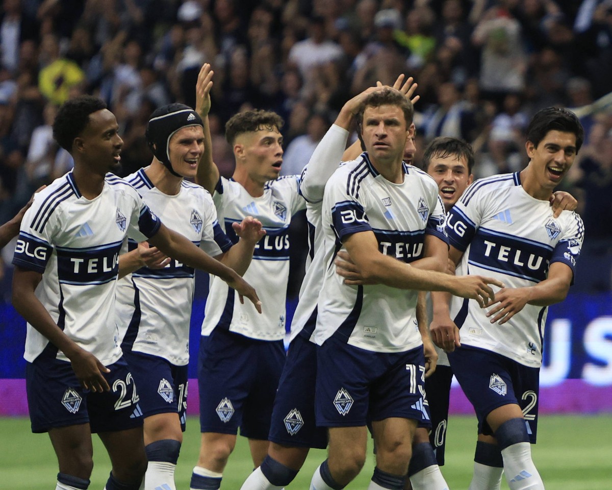 MLS, Fussball Herren, USA Vancouver Whitecaps FC vs Huston Dynamo FC VANCOUVER, BC - AUGUST 17: Vancouver Whitecaps midfielder Thomas M�ller 13 and your teamates complain about the offside in the MLS  ...