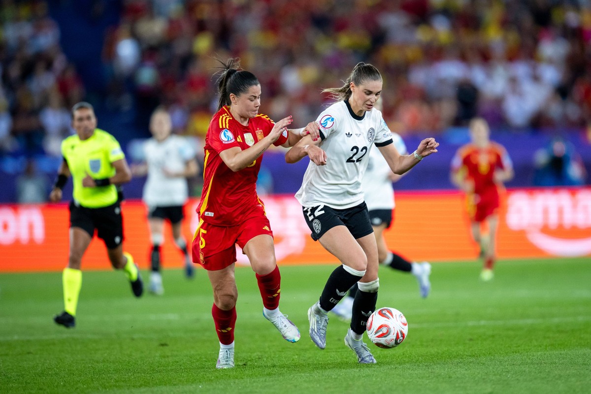 Jule Brand Deutschland, 22 im Zweikampf mit Maria Mendez Spanien, 05, SUI, Deutschland vs Spanien, Fussball, UEFA Womens Euro 2025, Halbfinale, 23.07.2025 SUI, Deutschland vs Spanien, Fussball, UEFA W ...