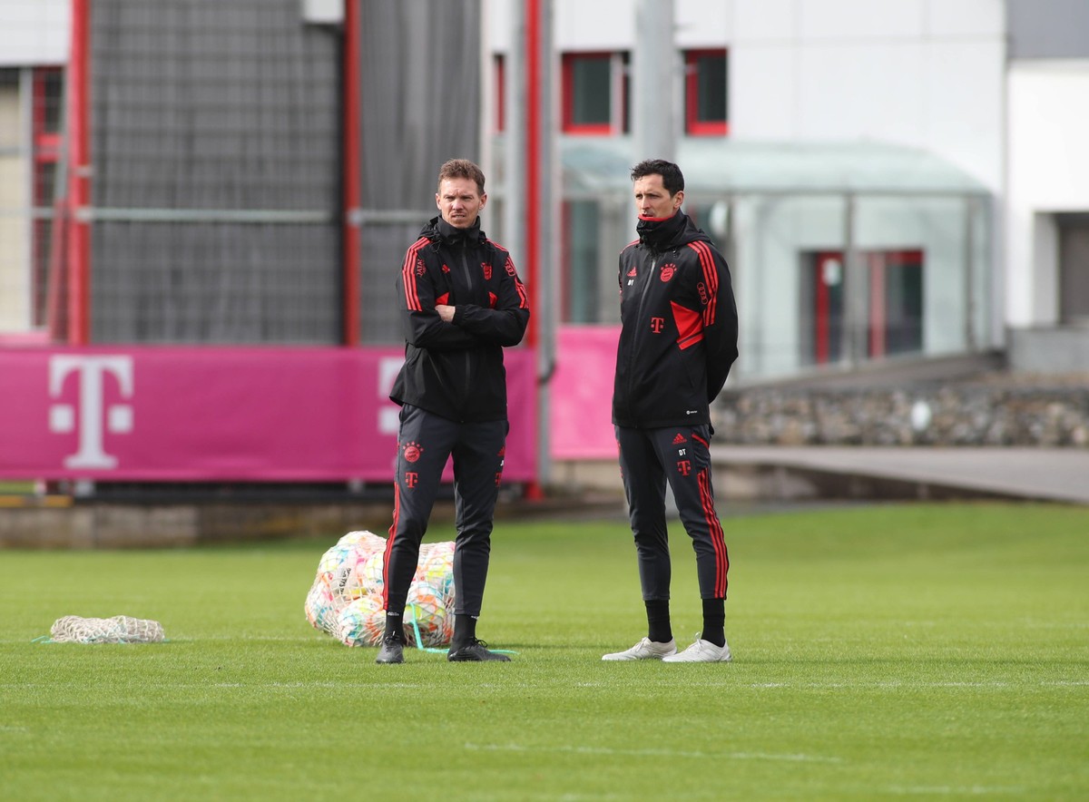 München, Deutschland 19. Februar 2023: Fussball, Herren, Saison 2022/2023, FC Bayern München, Säbener Strasse, Trainingsgelände, Training Julian Nagelsmann, Trainer FC Bayern München li. mit Dino Topp ...