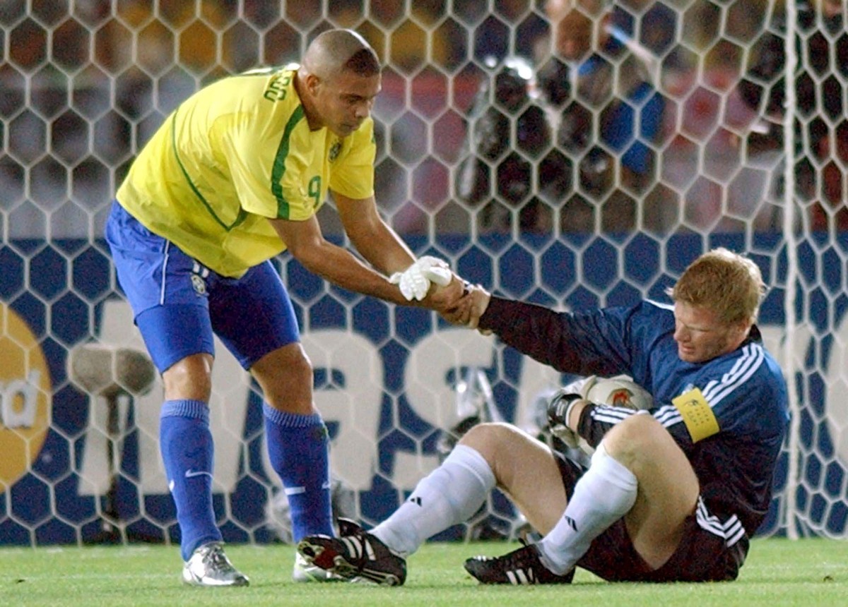 ARCHIV - 29.06.2002, Japan, Yokohama: ARCHIV - Der brasilianische St�rmer Ronaldo (l) hilft nach verpasster Torchance im Finale der Fu�ball WM 2002 Deutschland gegen Brasilien dem deutschen Torh�ter O ...