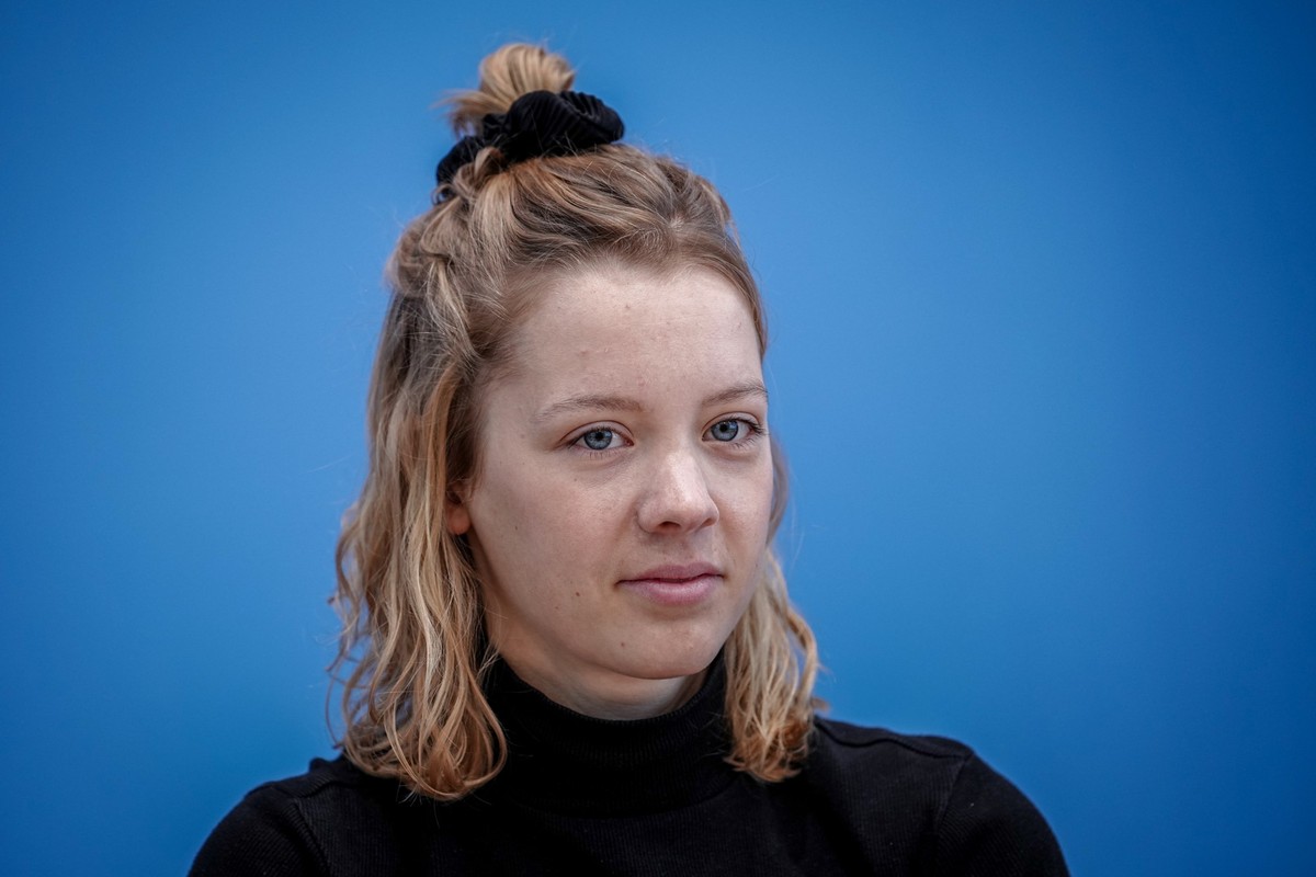 ARCHIV - 21.03.2024, Berlin: Carla Reemtsma, Fridays For Future, gibt eine Pressekonferenz zum Thema Klimageld. (zu dpa: «Fridays for Future wirft Union «Anti-Klima-Kurs» vor») Foto: Kay Nietfeld/dpa ...