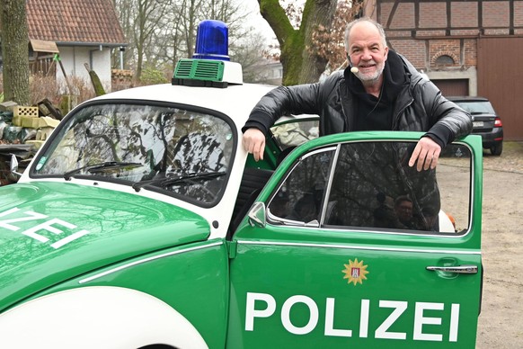 Marek Erhardt spielt als Schauspieler einen Polizeikommissar in der ZDF-Serie Soko Hamburg. Hier posiert er an einem alten Streifenwagen, VW Käfer, der Hamburger Polizei. Hamburg, der 29.01.2023 Marek ...