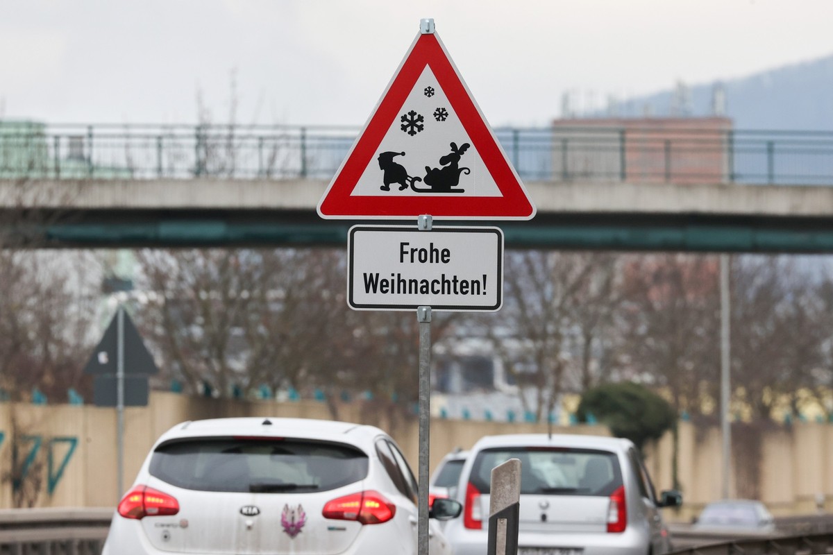 19.12.2023, Thüringen, Schwarza: Schilder mit Weihnachtlichen Grüßen stehen an der Bundesstraße 88. Eine Verkehrsleittechnik Firma aus der Region hat die Schilder aufgestellt und möchte so für eine We ...