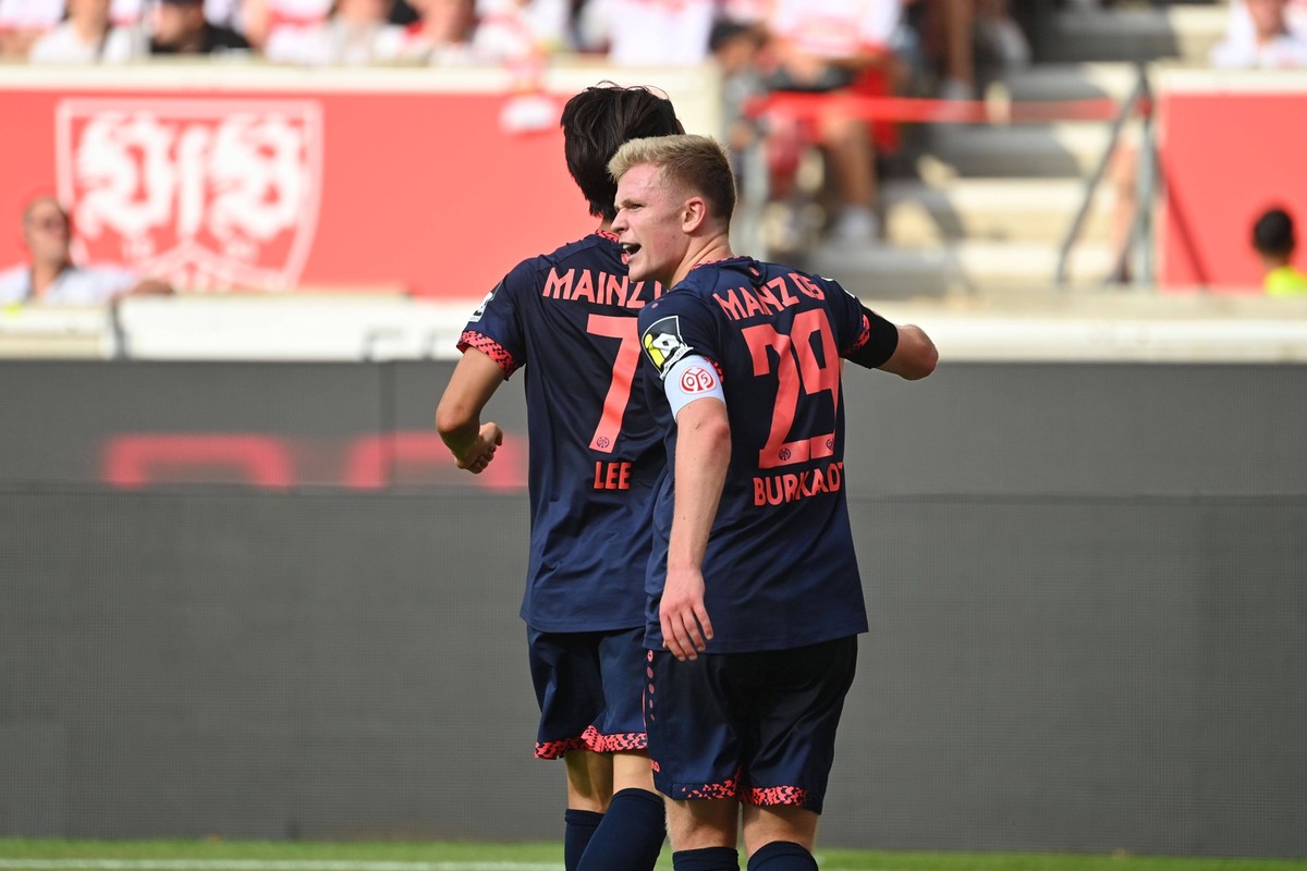 Torjubel Jonathan BURKHARDT 1.FSV Mainz 05 nach Tor zum 2-2 mit Jae Sung LEE 1.FSV Mainz 05. Aktion. Fussball 1. Bundesliga Saison 2024/2025, 2.Spieltag, Spieltag02 VfB Stuttgart - 1.FSV Mainz 05 3-3  ...