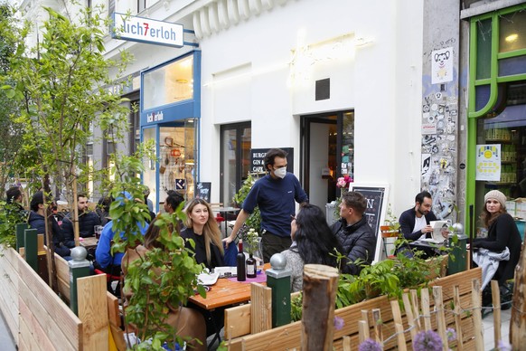 Corona - Pandemie: Wien öffnet Gastronomie Coronakrise: Wien öffnet Lokale Wien, Mariahilf, 20.05.2021 Gastgarten, Gastgärten, Schanigarten, Schanigärten, Besucher, Gäste, Restaurants, Bars, Öffnung C ...