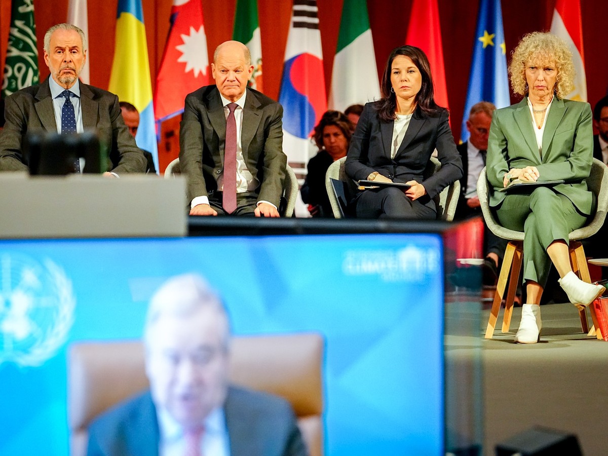 26.03.2025, Berlin: Antonio Guterres, UN-Generalsekretär, ist bei seiner Rede vor André Corrêa do Lago (l-r), designierter Präsident der COP30 in Belém, dem geschäftsführenden Bundeskanzler Olaf Schol ...