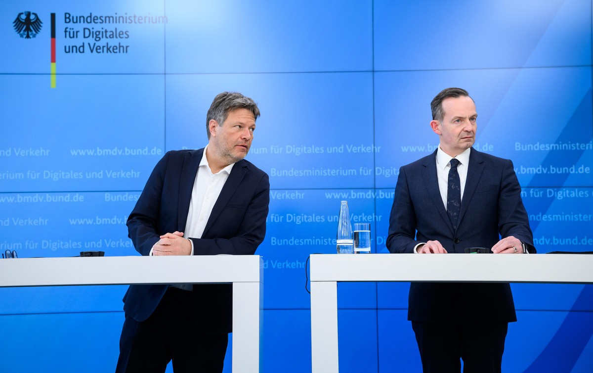 Robert Habeck (l, Bündnis 90/Die Grünen), Bundesminister für Wirtschaft und Klimaschutz, und Volker Wissing (FDP), Bundesminister für Verkehr und Digitales, äußern sich bei einer Pressekonferenz im Bu ...