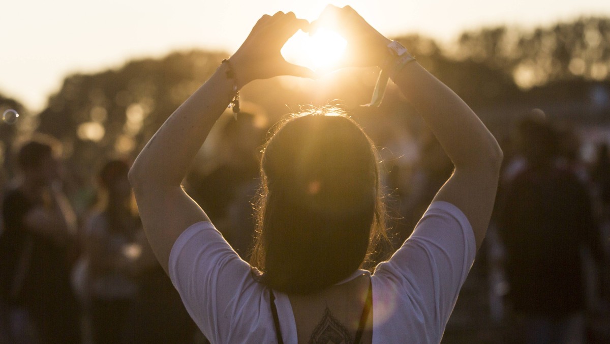19/ Festivalbesucherin Rebecca aus Berlin zeigt mit ihren Haenden ein Herz vor der untergehenden Sonne beim Lollapalooza Festival auf der Trabrennbahn Hoppegarten am 10. September 2017. Sonne einfange ...