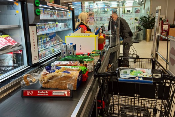 Kaufland, supermercado - caja, cinta de caja con productos o comida, carrito de compras *** Kaufland, caja de supermercado, cinta de caja con productos o comida, carrito de compras