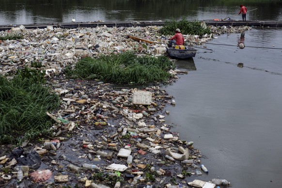 Malaysia: World Environment Day 2020 A worker seen collecting waste by the river bank of Klang river ahead of World Environment Day, outside Kuala Lumpur, Malaysia, 04 June 2020. World Environment Day ...