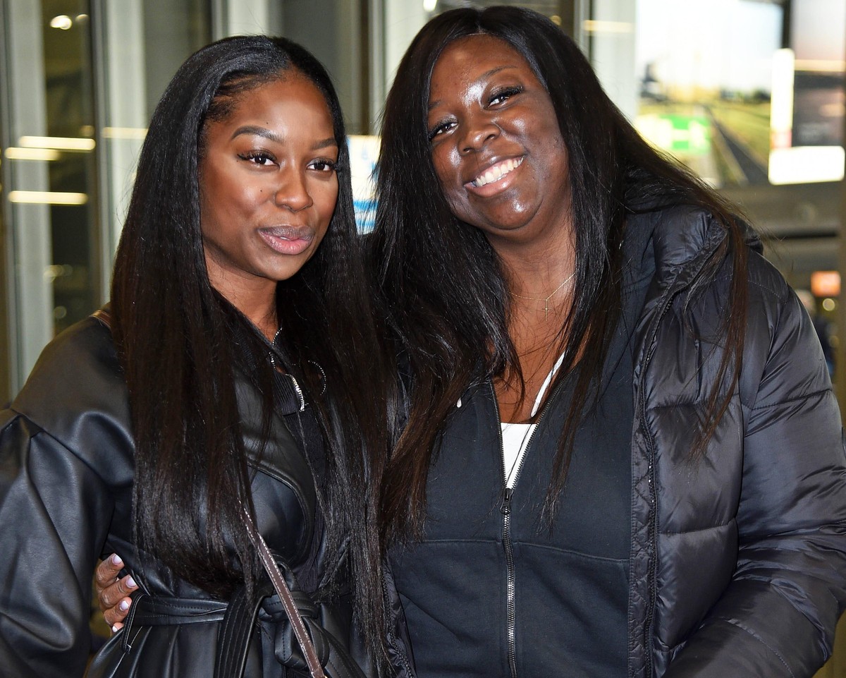 Linda Nobat mit Schwester Stephanie Nobat beim Abflug nach Südafrika zur RTL-Show Ich bin ein Star - holt mich hier raus Dschungelcamp am Flughafen in Frankfurt am Main am 10.01.2022 *** Linda Nobat w ...