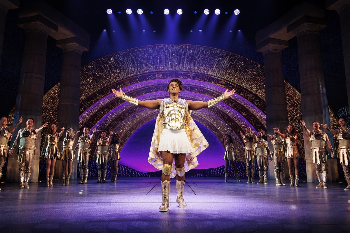 STAGE ENTERTAINMENT:
Disneys HERCULES Das Heldenhafte Musical feiert Weltpremiere.
Hauptdarsteller Bent Monteiro beim Schlussapplaus anlsslich der Weltpremiere des Musical âHerculesÔ im Stage Theat ...