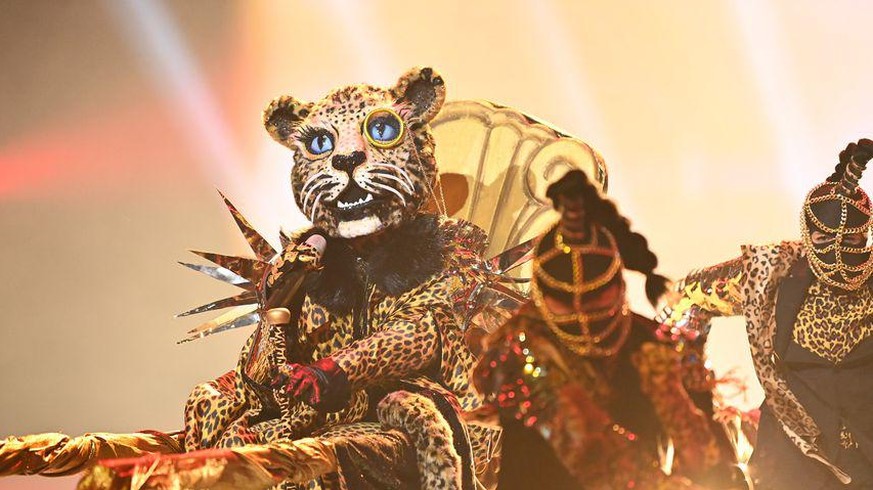 Der Leopard singt bei &quot;The Masked Singer&quot; immer im Sitzen. Über den möglichen Grund dafür wird lebhaft spekuliert.