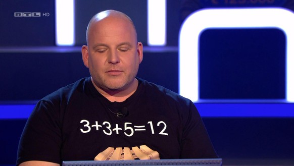 Dominik Lutzke trug in der aktuellen Folge ein T-Shirt mit der Aufschrift "3+3+5=12" und spielte damit auf seine falsche Antwort im vergangenen Jahr an.