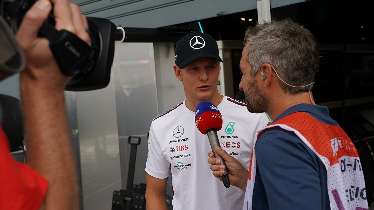 ARCHIV - 02.09.2023, Italien, Monza: Motorsport: Formel-1-Weltmeisterschaft, Grand Prix von Italien, 3. Freies Training: Testfahrer Mick Schumacher aus Deutschland vom Team Mercedes (l) spricht im Int ...