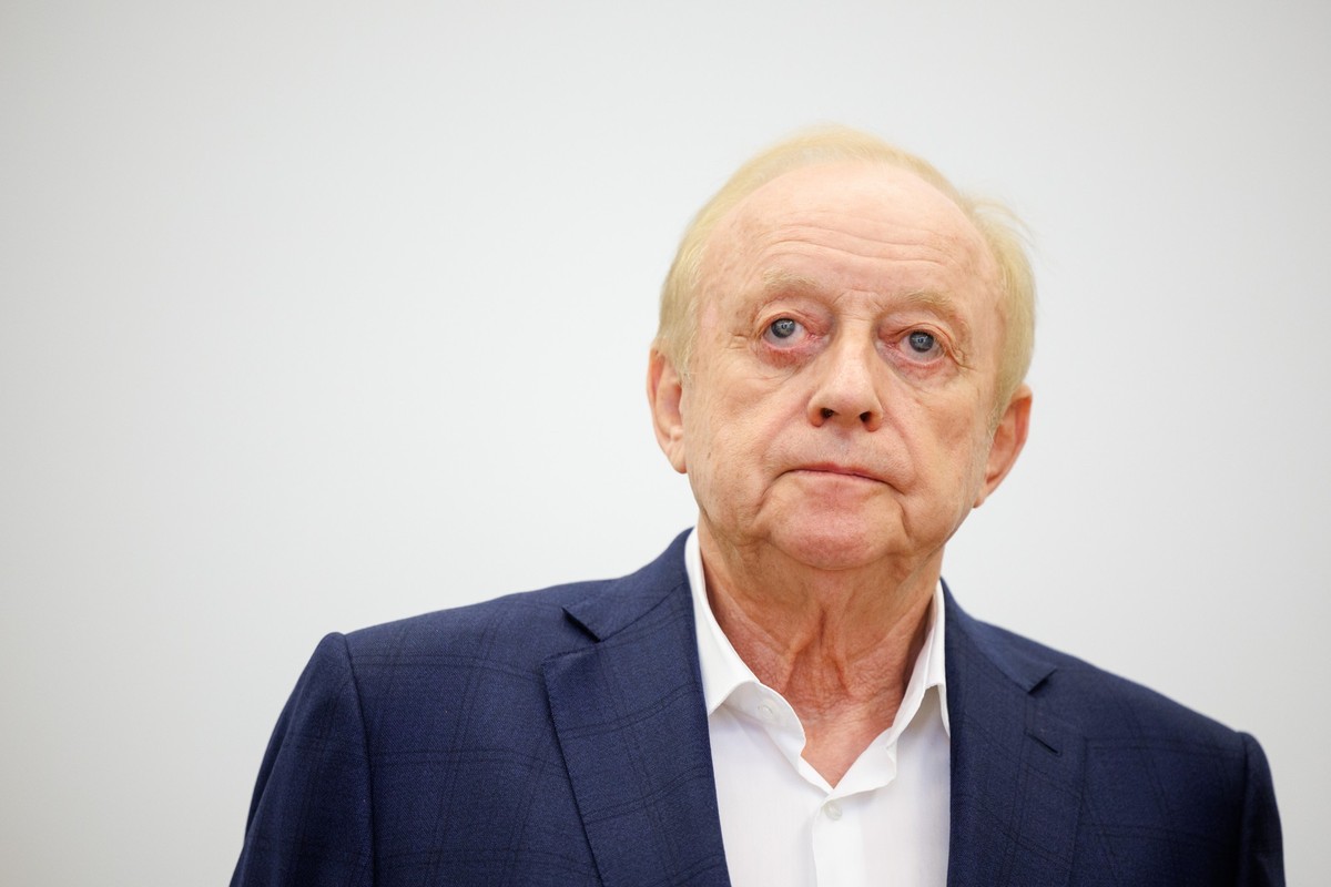 27.10.2022, Bayern, München: Alfons Schuhbeck, Koch und Unternehmer, steht vor Prozessbeginn als Angeklagter im Gerichtssaal im Landgericht München I. Die Staatsanwaltschaft hat Schuhbeck wegen des Ve ...