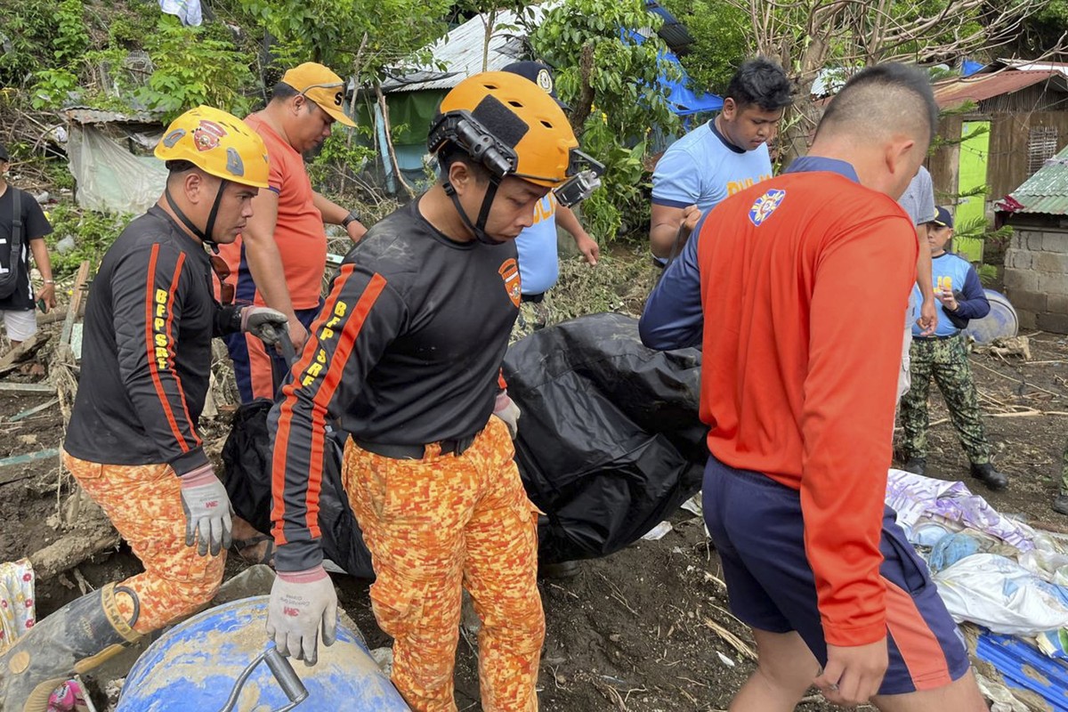dpatopbilder - 26.10.2024, Philippinen, Talisay: Rettungskräfte bergen eine Leiche nach einem Erdrutsch, der durch den Tropensturm Trami ausgelöst wurde und Häuser in Talisay, Provinz Batangas, Philip ...