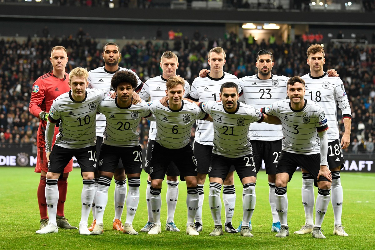 Fußball: EM-Qualifikation, Gruppenphase, Gruppe C, 10. Spieltag, Deutschland - Nordirland in der Commerzbank-Arena. Mannschaftsfoto mit hinten l-r: Deutschlands Torwart Marc-Andre ter Stegen, Deutschl ...
