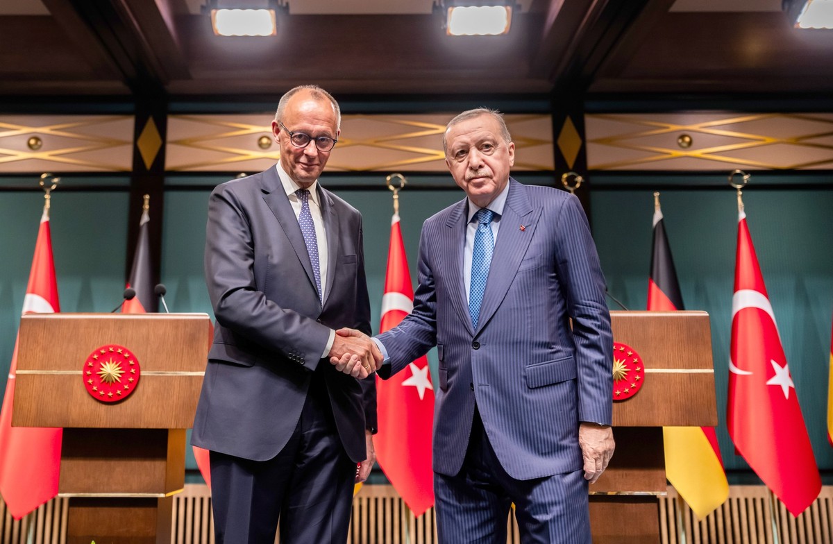 30.10.2025, Türkei, Ankara: Bundeskanzler Friedrich Merz (CDU) steht mit Recep Tayyip Erdogan (r), Präsident der Türkei, nach der Pressekonferenz nach den Gesprächen im Präsidialpalast. Merz hält sich ...