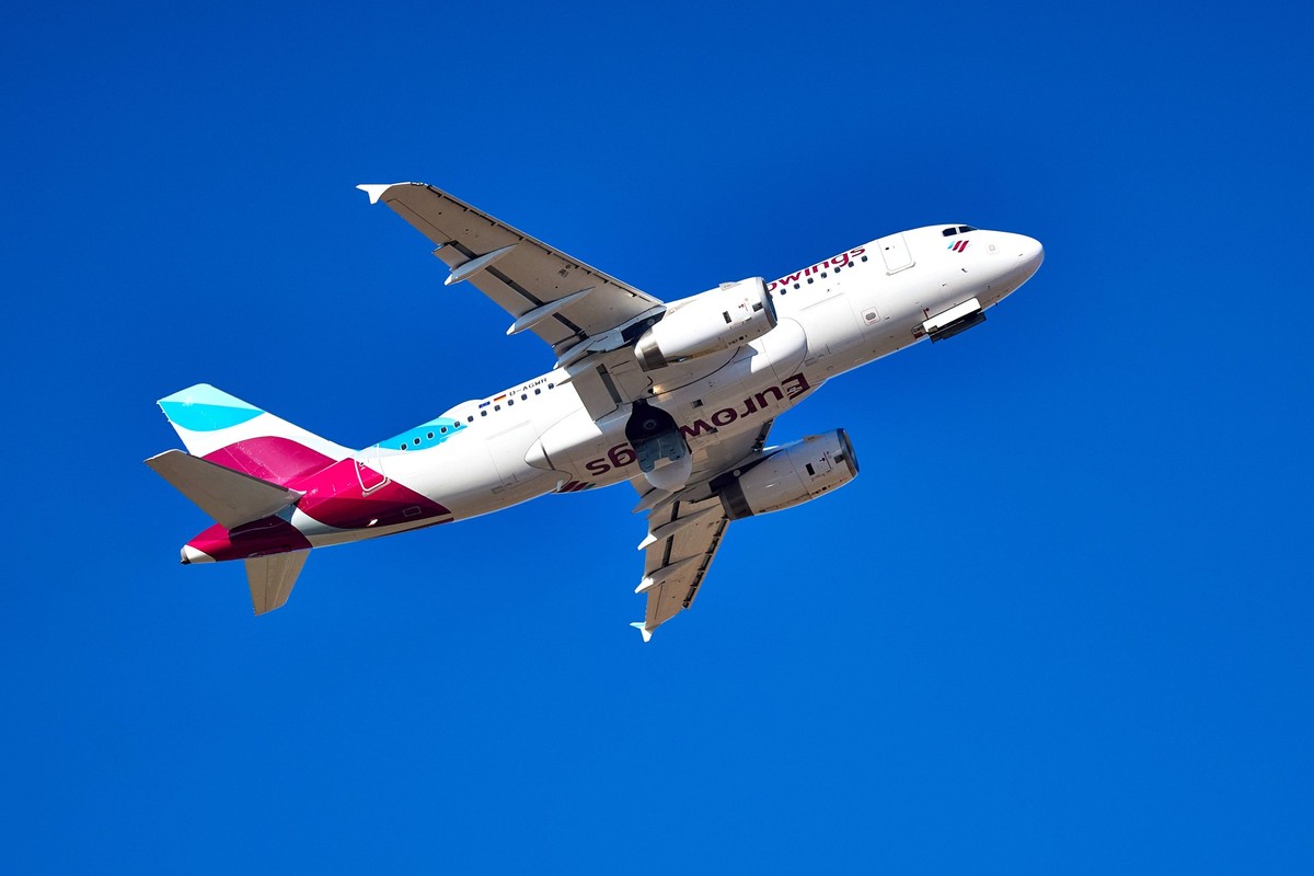 Stuttgart, Baden-Württemberg, Germany - February 5, 2025: An Airbus A319 of the Eurowings airline climbing in front of a cloudless, deep blue sky *** Ein Airbus A319 der Eurowings Fluggesellschaft im ...
