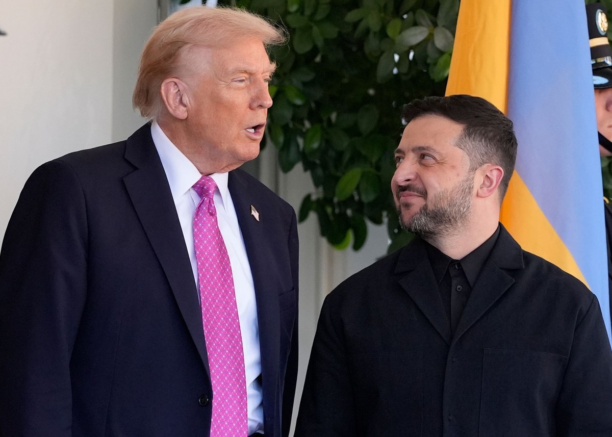 17.10.2025, USA, Washington: US-Präsident Donald Trump (l) begrüsst den ukrainischen Präsidenten Wolodymyr Selenskyj vor dem Weißen Haus. Foto: Alex Brandon/AP/dpa +++ dpa-Bildfunk +++