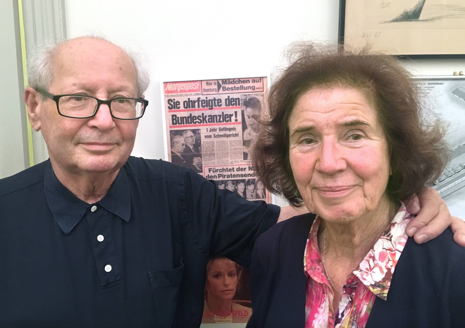 Beate und Serge Klarsfeld sind noch lange nicht fertig. Dieses Foto zeigt sie im Oktober 2018 im Büro der Klarsfeld-Stiftung in Paris.