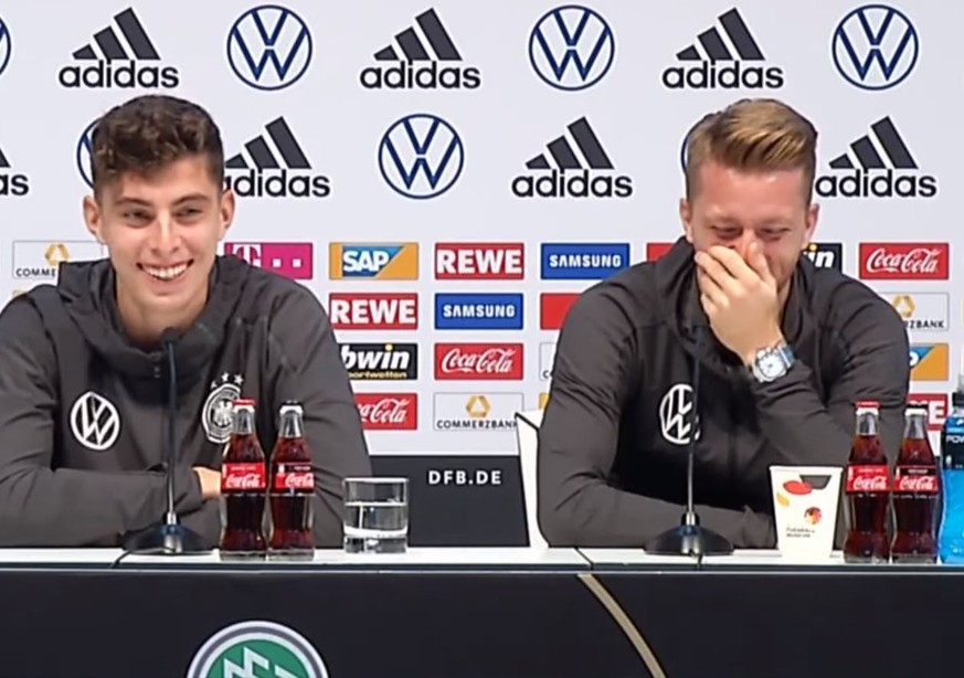 Kai Havertz und Marco Reus (r.) hatten sichtlich Spaß auf der Pressekonferenz vorm Estland-Spiel.