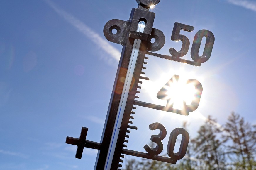 News Themen der Woche KW29 News Bilder des Tages Sommer, Hitze im Siegerland, Symbolbild, ein Thermometer vor blauem Himmel und der Sonne Sommer im Siegerland am 18.07.2022 in Siegen/Deutschland. ***  ...