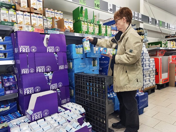 Einkauf in einem Supermarkt oder Discounter zu Zeiten von Inflation. Milch, Frischmilch, H-Milch, Milchpreis, Milcherzeuger, Milchbauer, Molkereien, Artikel, Artikelvergleich, Eigenmarken, Lebensmitte ...