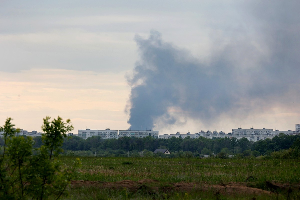 17.05.2024, Ukraine, Charkiw: Nach dem Beschuss durch russische Truppen steigt eine Rauchs�ule hinter Wohnh�usern auf. Foto: -/Ukrinform/dpa +++ dpa-Bildfunk +++
