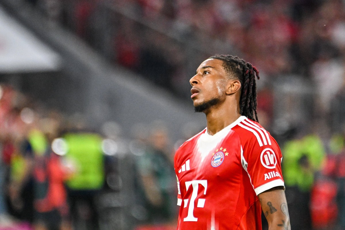 GER, 1. FBL, FC Bayern M�nchen vs RB Leipzig / 22.08.2025, Allianz-Arena, M�nchen, GER, 1. FBL, FC Bayern M�nchen vs RB Leipzig, im Bild Michael Olise Bayern Muenchen, 17 *** GER, 1 FBL, FC Bayern Mun ...