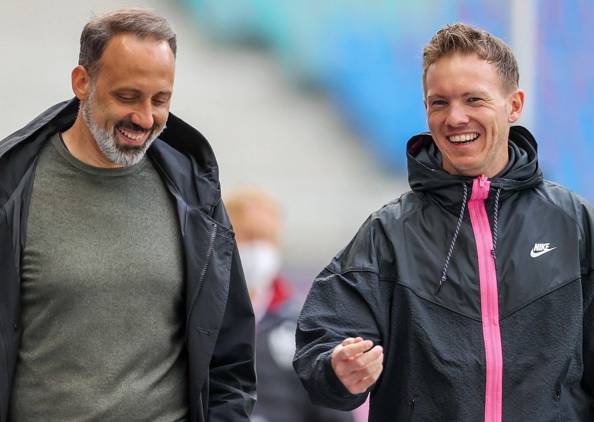 ARCHIV - 25.04.2021, Sachsen, Leipzig: Fußball: Bundesliga, 31. Spieltag, RB Leipzig - VfB Stuttgart in der Red-Bull-Arena Leipzig. Stuttgarts Trainer Pellegrino Matarazzo (l) und Leipzigs Trainer Jul ...