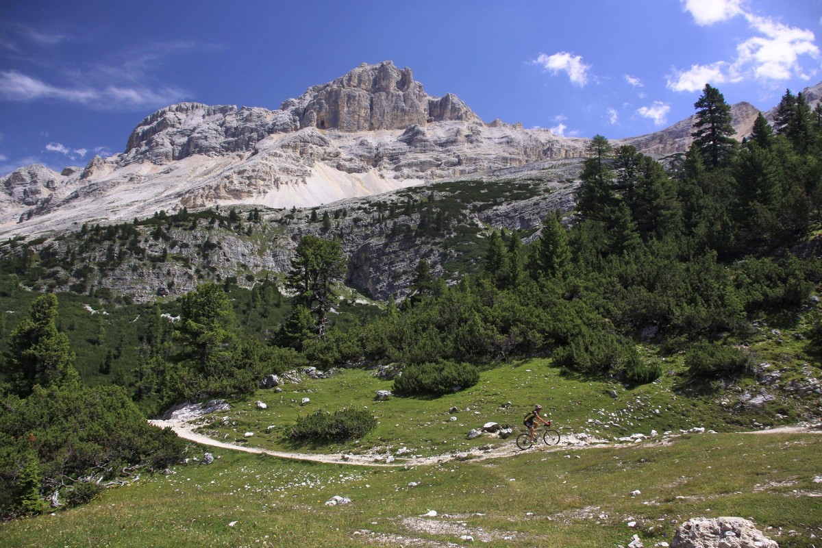 Mountainbiker auf einem Radweg in den Bergen der Dolomiten in Alta Badia, Italien, Europa *** Mountain bikers at a Cycle path in the Bergen the Dolomites in Alta Badia, Italy, Europe Copyright: imageB ...