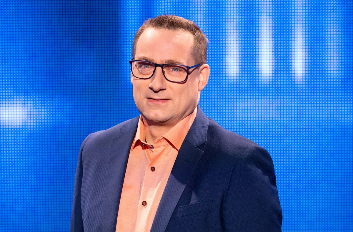 ARD GEFRAGT - GEJAGT mit Moderator Alexander Bommes, immer montags bis freitags um 18:00 Uhr im Ersten.
Gefragt-Gejagt: Der Jäger Dr. Manuel Hobiger - &quot;Der Quizvulkan&quot;
© ARD/Uwe Ernst, honor ...