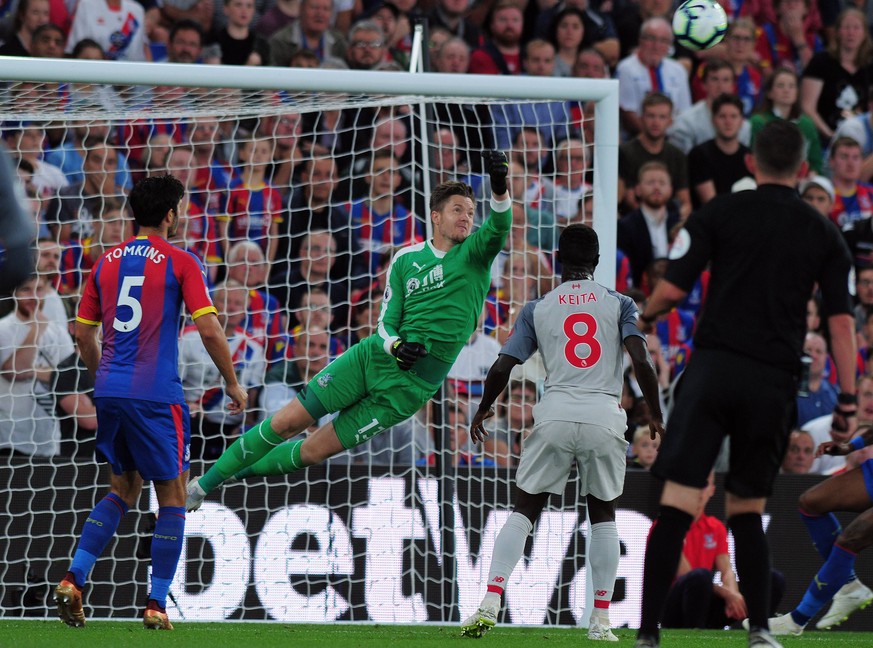 Football - 2018 / 2019 Premier League - Crystal Palace vs. Liverpool Crystal Palace goalkeeper, Wayne Hennessey punches clear, at Selhurst Park. COLORSPORT/ANDREW COWIE PUBLICATIONxNOTxINxUK