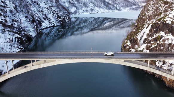 ARCHIV - Fjord-Feeling in Norwegen: Vor der Urlaubsfahrt mit dem Elektroauto sollte man sich die passenden Ladestationen auf der Route heraussuchen. (zu dpa: «Urlaub mit E-Auto: Wo die Anfahrt einem A ...