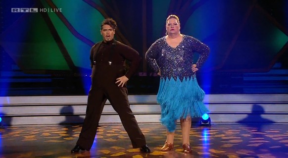 Ilka Bessin und ihr Tanzpartner im Fatsuit.