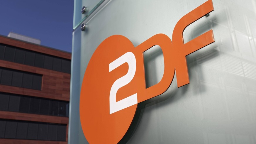 Logo ZDF auf einem Pylon, Zweites Deutsches Fernsehen,