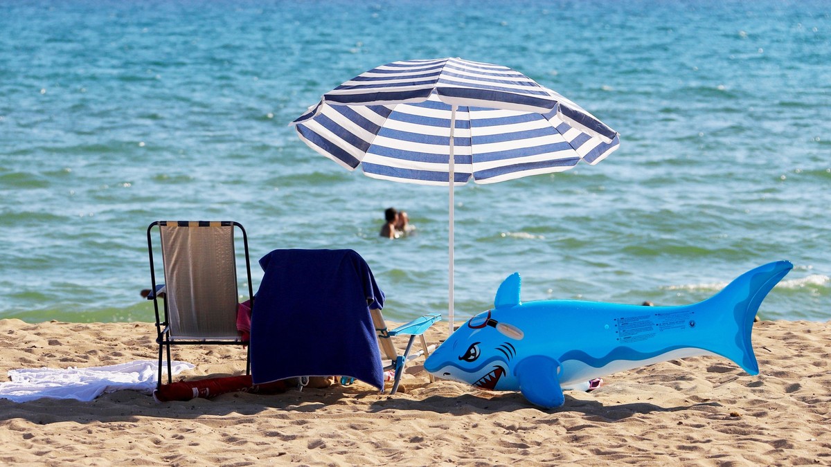 ARCHIV - Gestiegene Preise, trübe Konjunkturaussichten? Urlaub gemacht wird trotzdem, wie aktuelle Erhebungen zeigen. Die Reiselaune ist hoch. (zu dpa: «Folgt auf die Flugscham der Zugstolz?») Foto: C ...