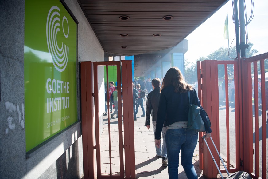 15.06.2018, Russland, Moskau: Menschen gehen in das Goethe-Institut. Foto: Federico Gambarini/dpa