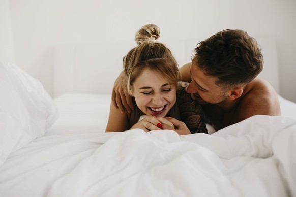 Gemeinsames Lachen, Küssen, Kuscheln, Streicheln: Vorspiel ist wichtig für guten Sex.