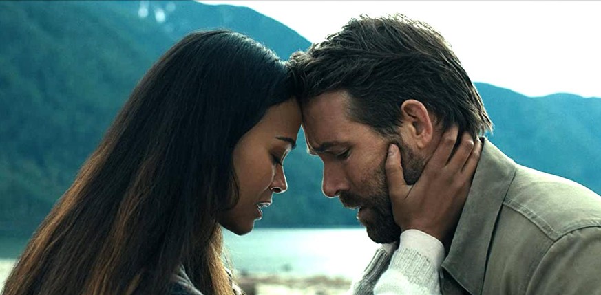 Zoe Saldana und Ryan Reynolds kommen sich vor der Kamera näher: Die beiden sind in "The Adam Project" zu sehen.