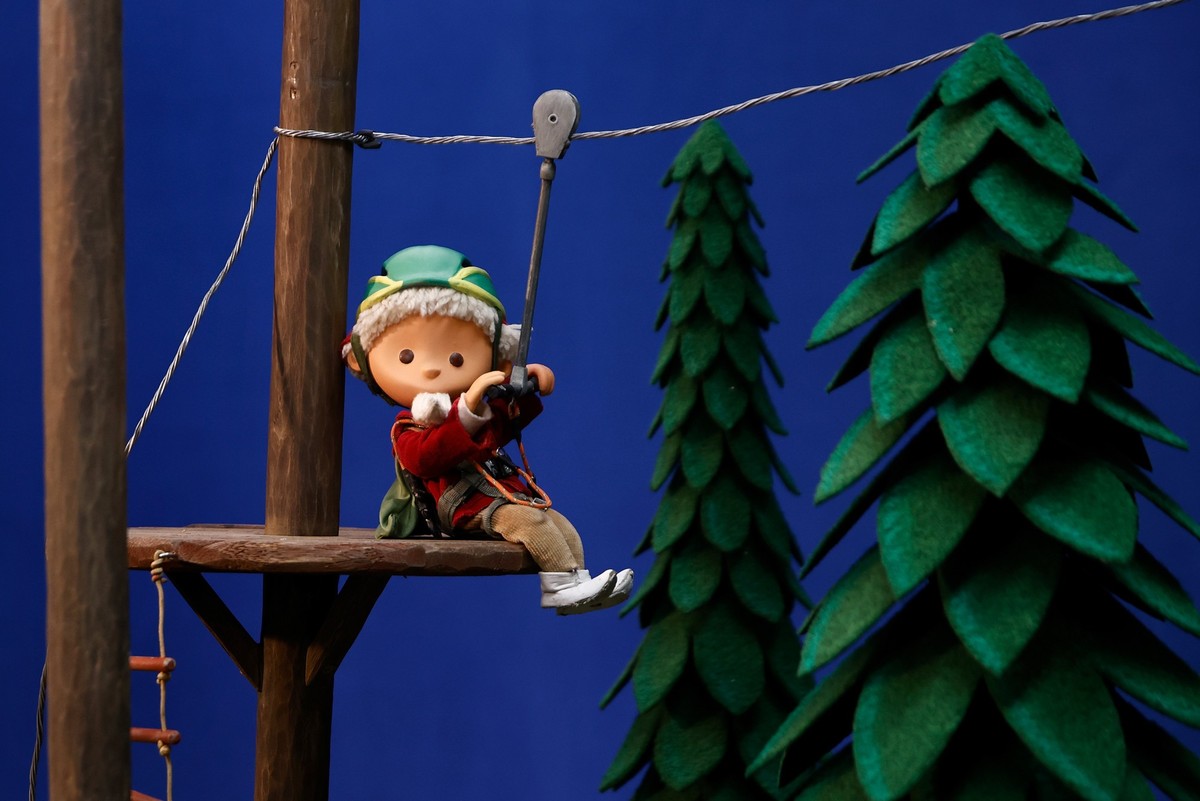 ARCHIV - 28.04.2022, Berlin: Die Figur Sandmann im Klettergarten in der Filmkulisse für die Produktion neuer Sandmann-Folgen. Die Filme werden in Stop-Motion-Technik produziert. (zu dpa: «Das emsige M ...