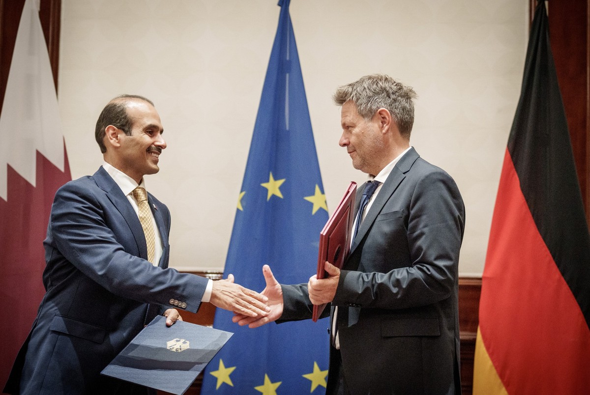 ARCHIV - 20.05.2022, Berlin: Saad Sherida Al-Kaabi (l), Staatsminister für Energie in Katar steht neben Robert Habeck (Bündnis 90/Die Grünen), Bundesminister für Wirtschaft und Klimaschutz, bei der Un ...