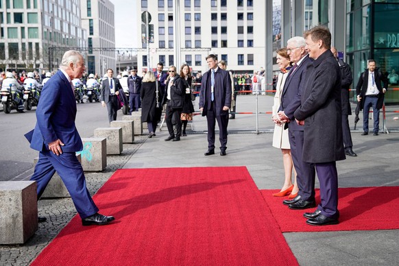 Staatsbesuch von Koenig Charles III. Abfahrt Hauptbahnhof Berlin Seine Majestaet Koenig Charles III. des Vereinigten Koenigreichs Großbritannien und Nordirland begruesst Bundespraesident Frank-Walter  ...